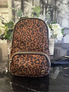Lululemon Everywhere Sling Bag 2L - Leopard
